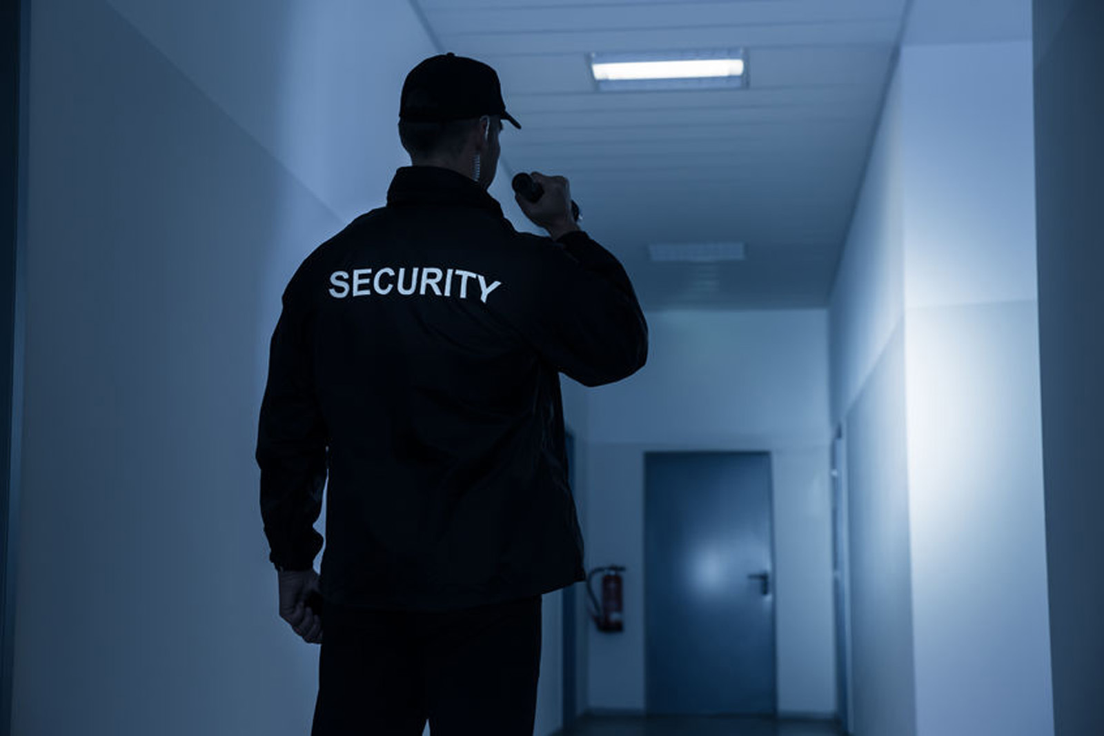 Agent effectuant une ronde de contrôle de nuit