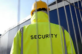 Agent de sécurité sur un chantier en surveillance nocturne